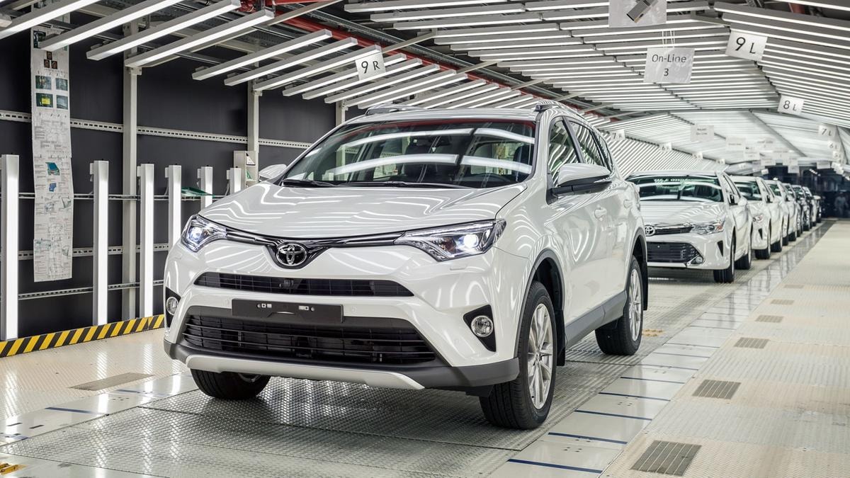 Toyota, vendite globali in calo a marzo: pesa la guerra in Iran. Che minaccia anche le forniture di alluminio