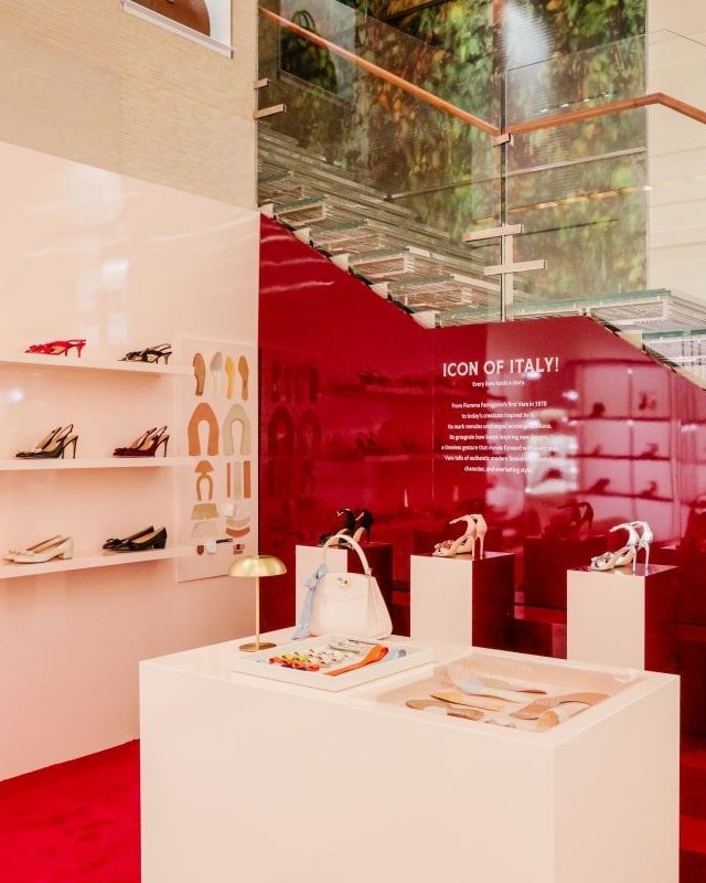 Lo stand Ferragamo alla mostra Icons of Italy (courtesy Altagamma)