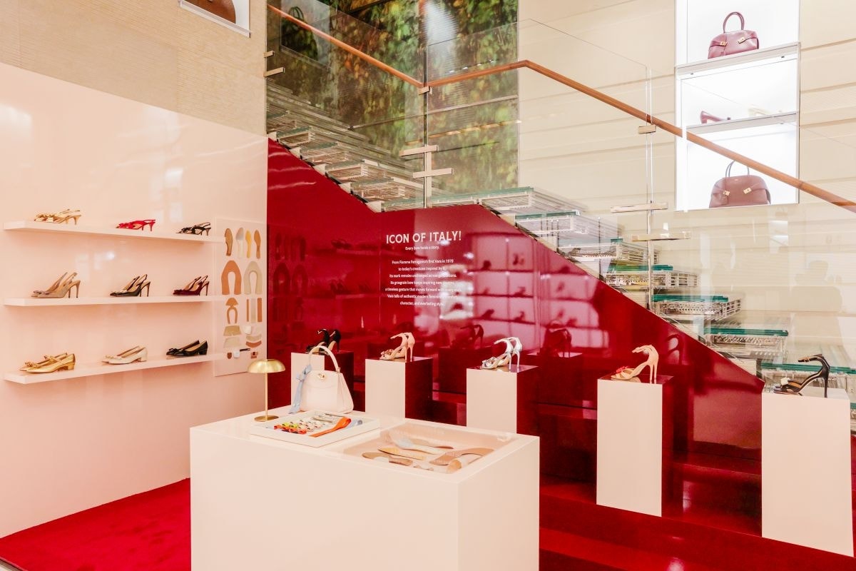 Lo stand Ferragamo alla mostra Icons of Italy (courtesy Altagamma)
