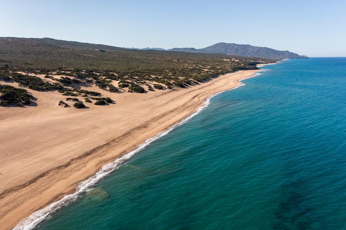 Le Dune Piscinas: lusso selvaggio tra dune, storia mineraria e benessere in Sardegna