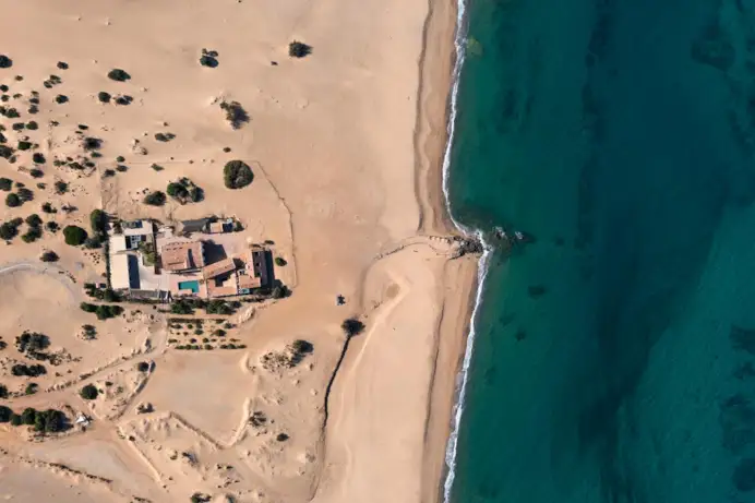 Le Dune Piscinas: lusso selvaggio tra dune, storia mineraria e benessere in Sardegna