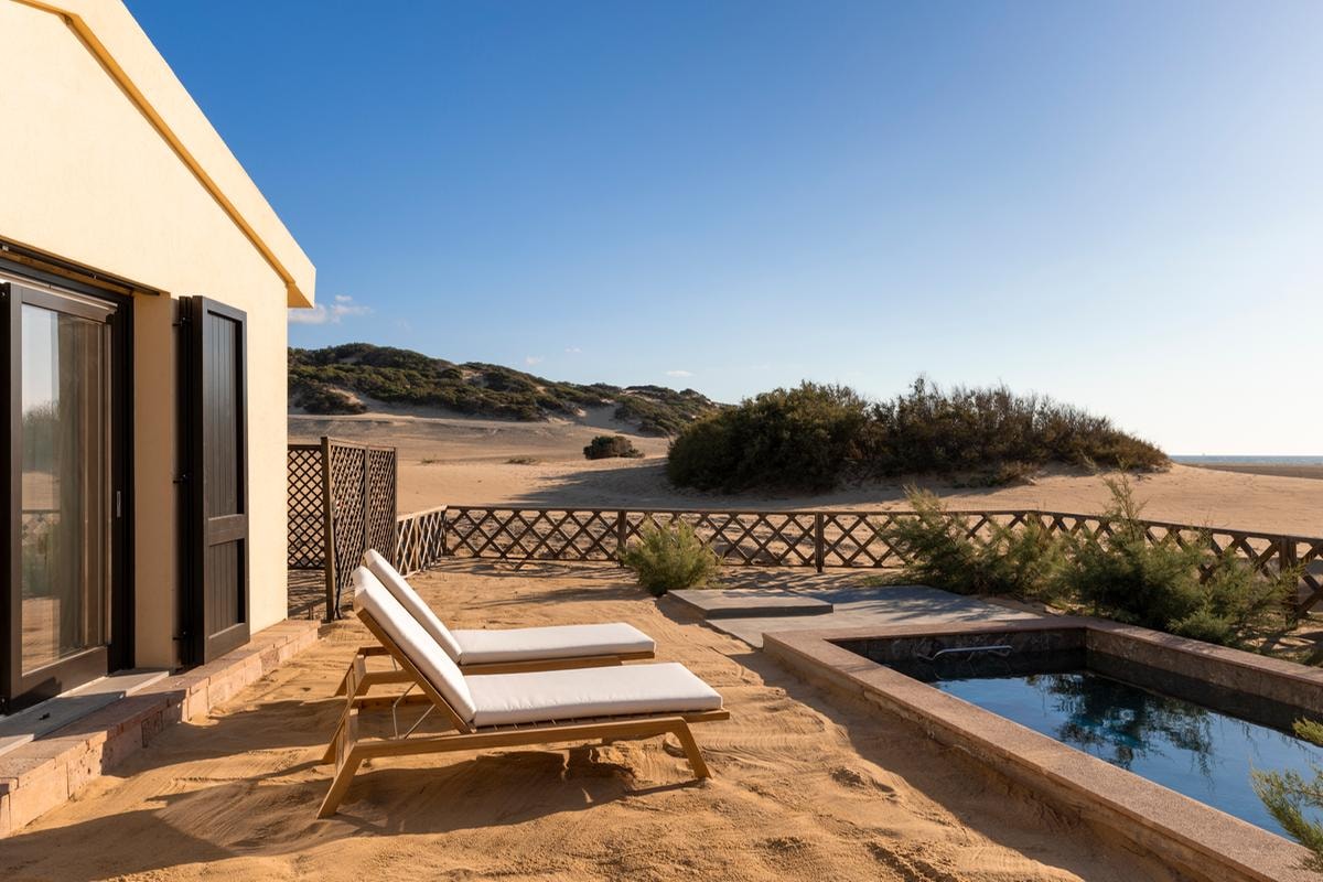 Le Dune Piscinas: lusso selvaggio tra dune, storia mineraria e benessere in Sardegna