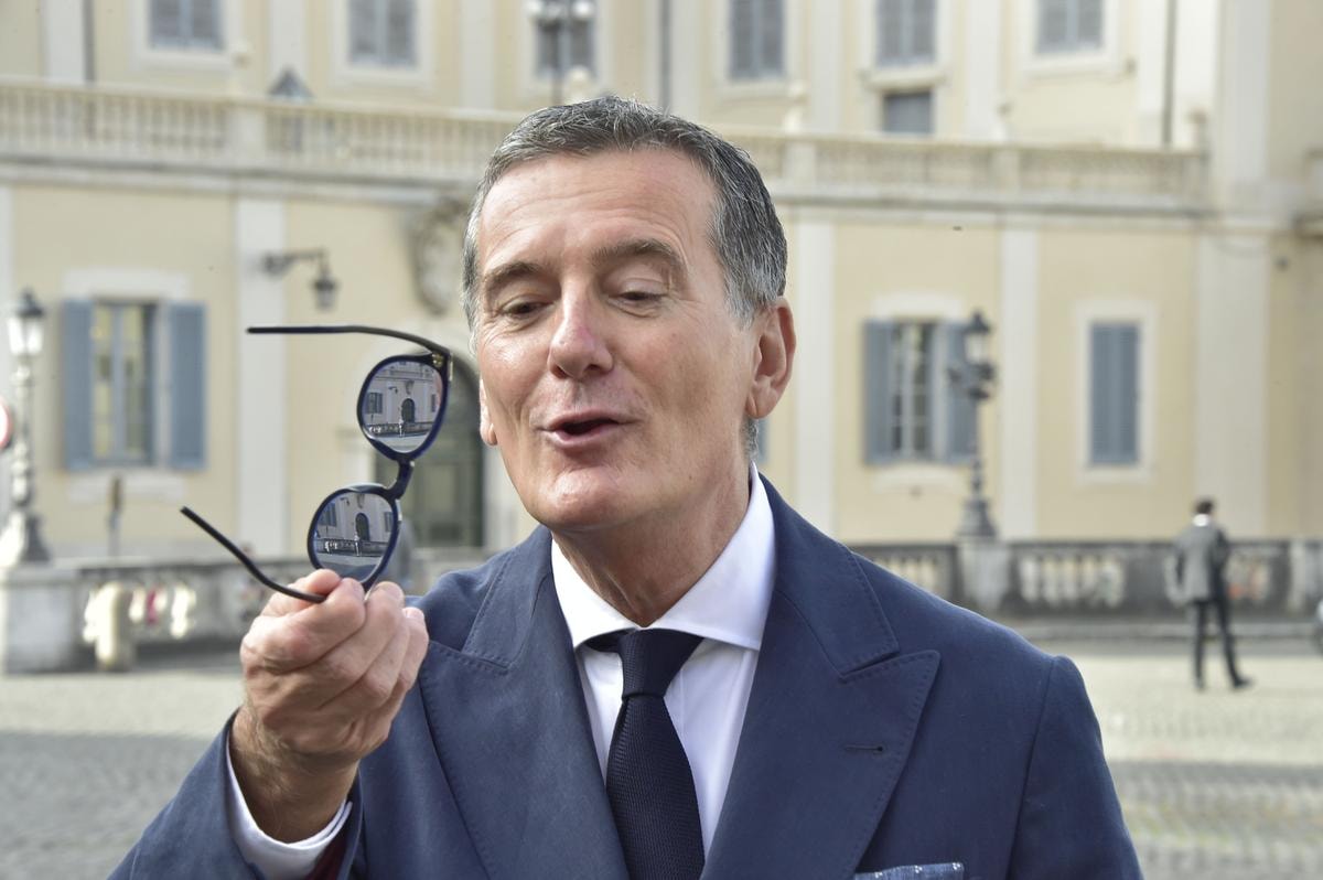 Riassetto Delfin, per il prestito da 11 miliardi i rischi saranno in capo a Lmdv. Cruciali le banche e i soci