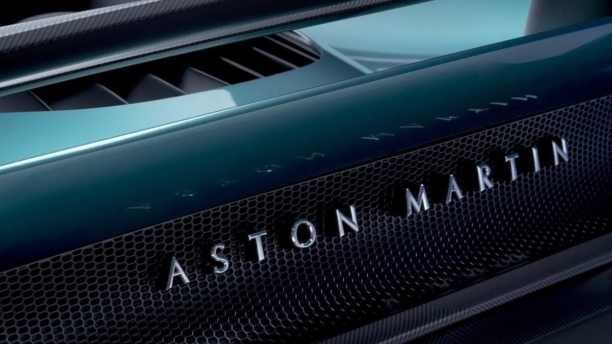 Aston Martin riduce il rosso ma il debito sale a 1,46 miliardi: siglata una nuova linea di credito da 50 milioni