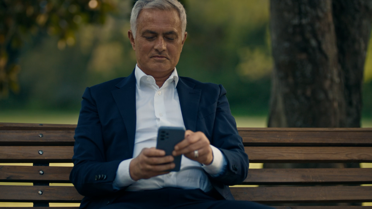 José Mourinho si mette in fila: la nuova campagna di Prima Assicurazioni ribalta il ruolo dello Special One