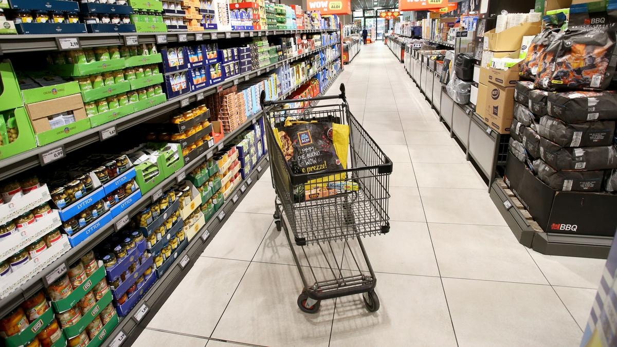 Inflazione, la guerra in Iran fa impennare i prezzi in Italia: +2,8%. Per una famiglia sono almeno 1.000 euro in più all’anno