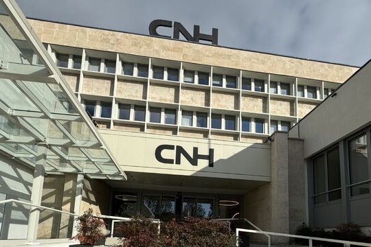 Cnh soffre anche nel 2026: l’utile delle macchine agricole controllate da Exor di John Elkann crolla del 90%