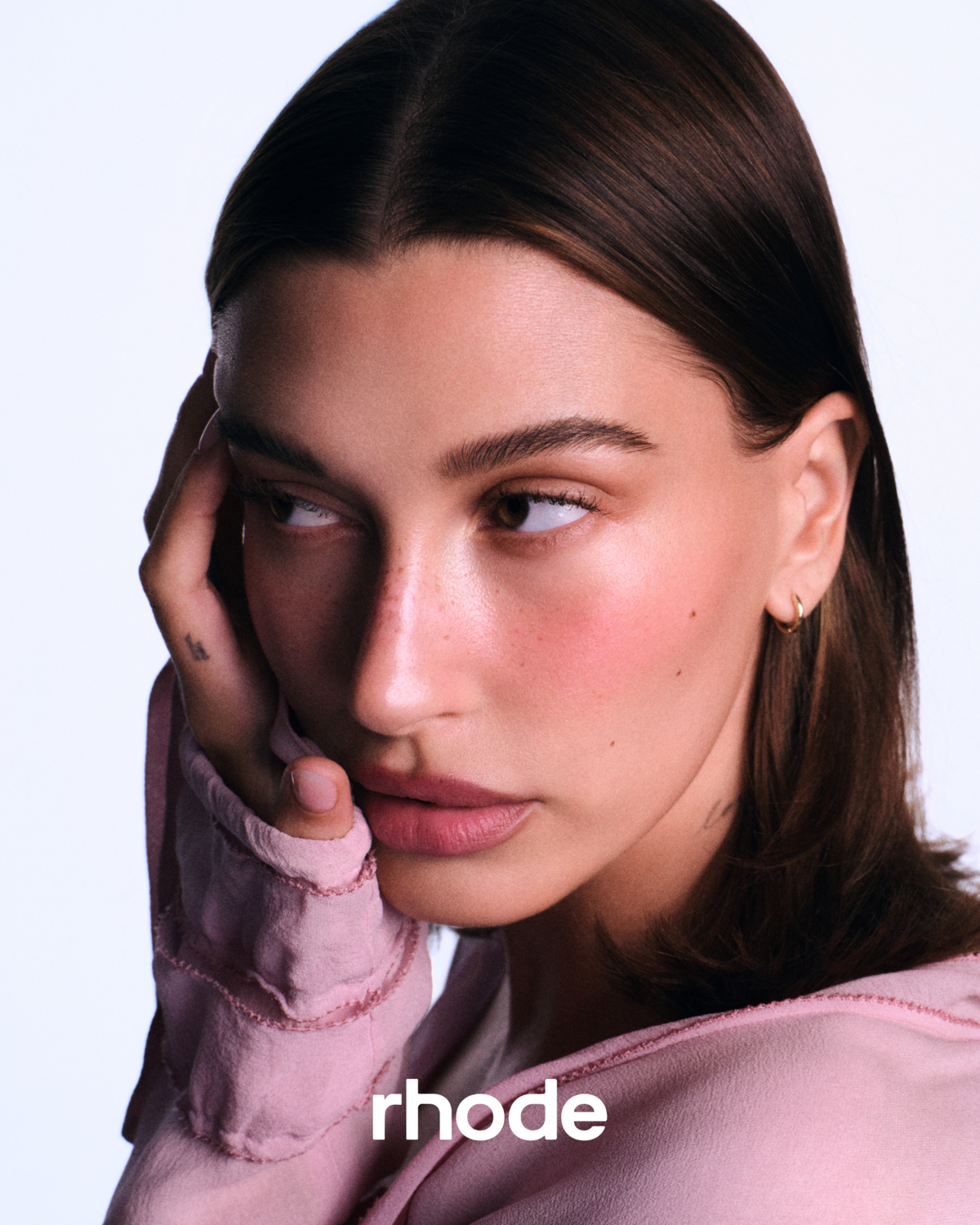 Hailey Bieber in una campagna di Rhode (courtesy Rhode)