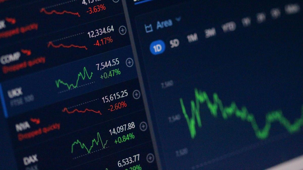 Obbligazioni, con la stretta delle banche centrali parte la caccia ai rendimenti: ecco i titoli di Stato su cui puntare