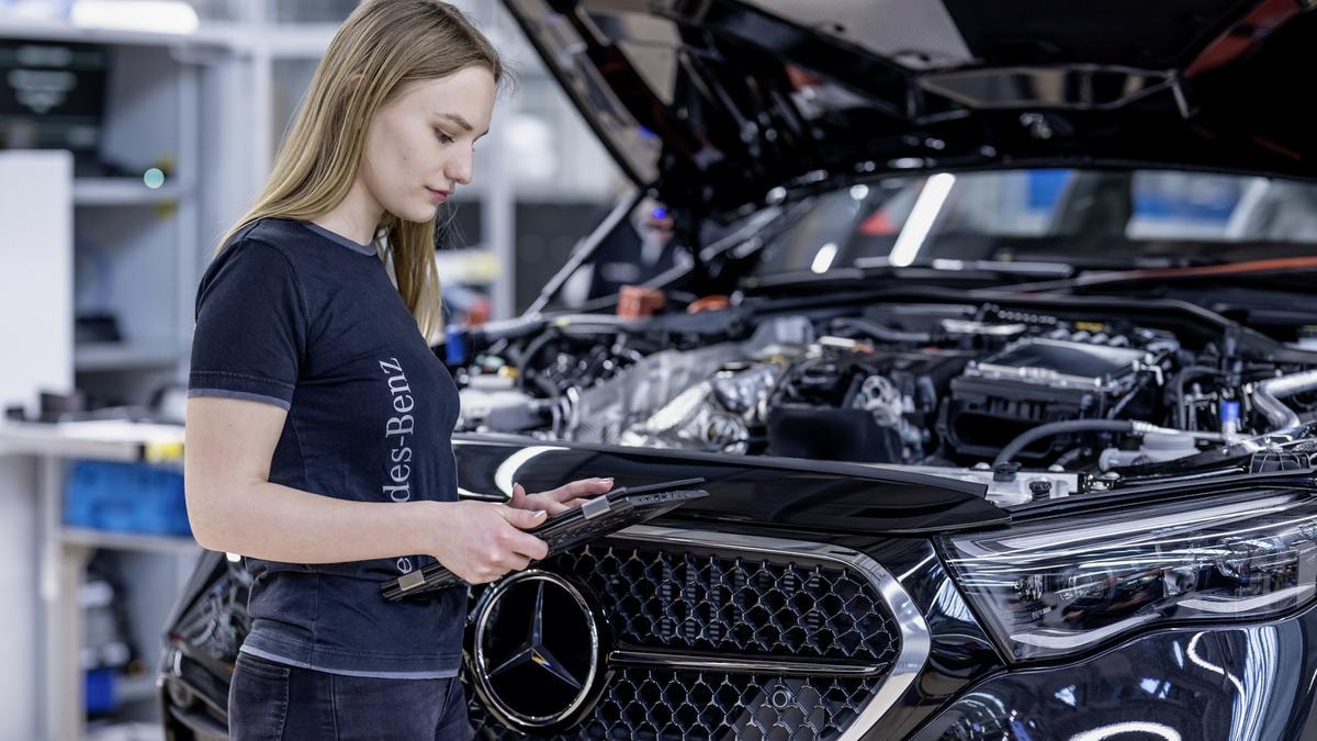 Auto, quali sono i gruppi Ue più esposti ai nuovi dazi di Trump: tremano le case tedesche, Ma anche il lusso, da Ferrari a Lamborghini