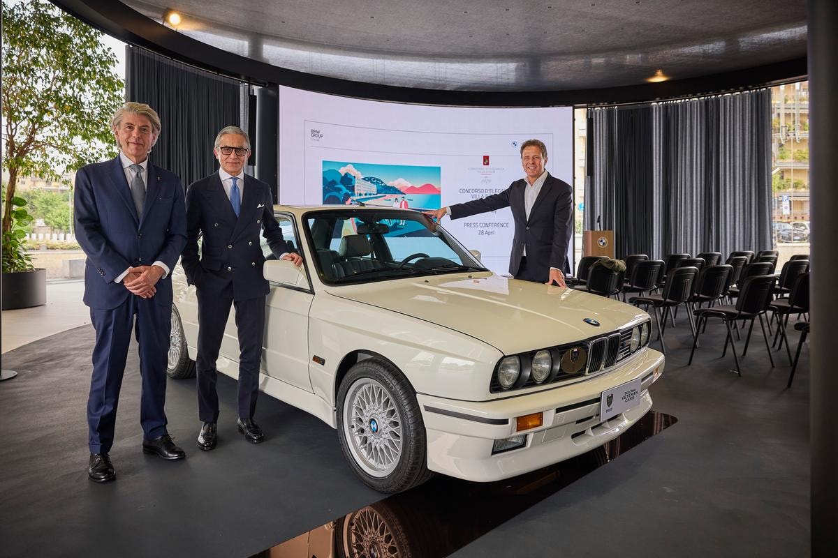 Al centro Massimiliano di Silvestre presidente e ceo di Bmw Italia con una BMW M3 E30 di prima generazione, fine anni ’80 e inizio ’90).