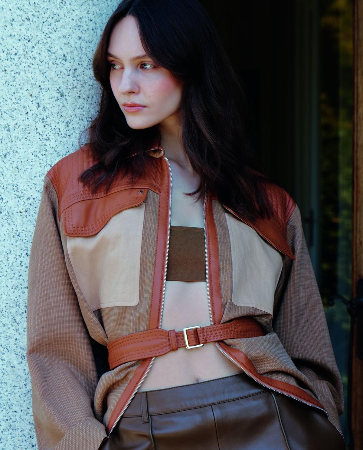 Trench  in tela di lana con dettagli  in pelle, top in maglia  e bermuda in pelle,  tutto di Hermès.