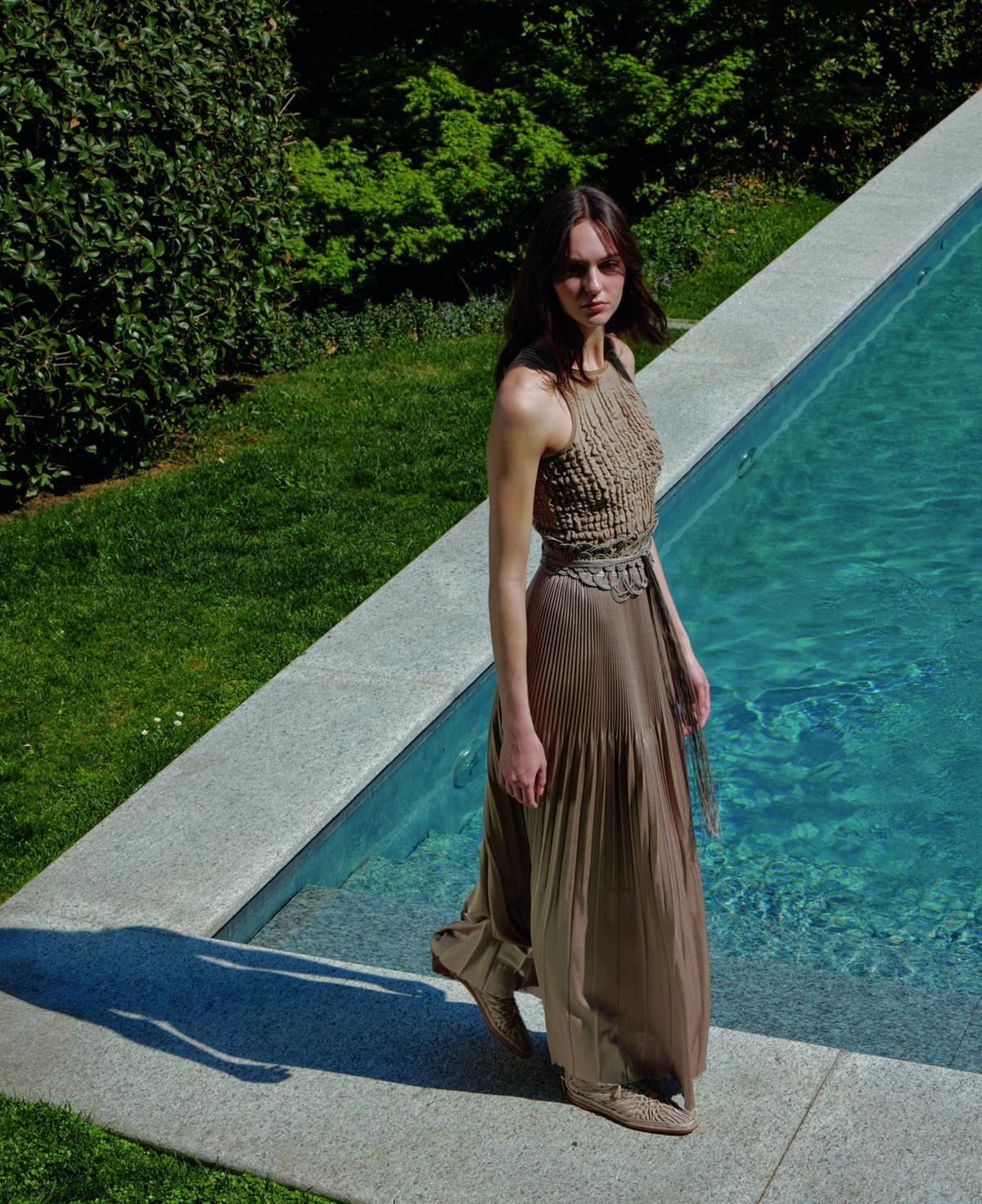 Top in seta, maxigonna  in viscosa plissé,  cintura e stivaletti in rete,  tutto di Giorgio Armani.