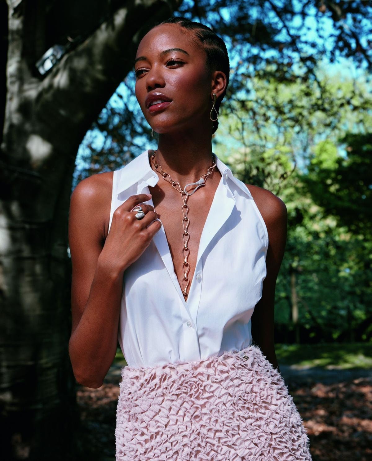 Camicia senza maniche  in popeline di Xacus,  gonna in nylon  con ricami di Herno,  collana, orecchini e anello Elika in oro e diamanti  di Dada Arrigoni.