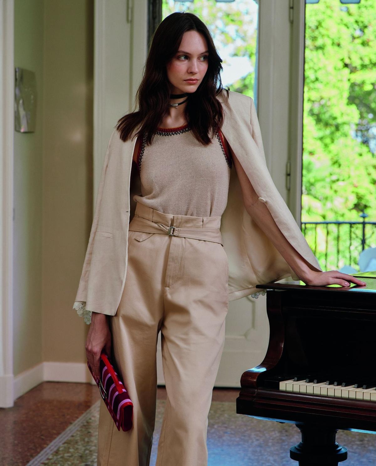 Giacca in lino di Slowear, top di Stefanel, pantaloni di Roy Roger’s, pochette Belle Vivier in suede di Roger Vivier e bracciale Elika leather in oro, diamanti  e pelle usato come  choker di Dada Arrigoni.