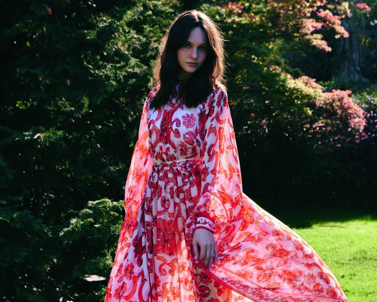 Abito in chiffon di seta  con stampa maiolica  e sandali in pelle,  tutto di Dolce&Gabbana.