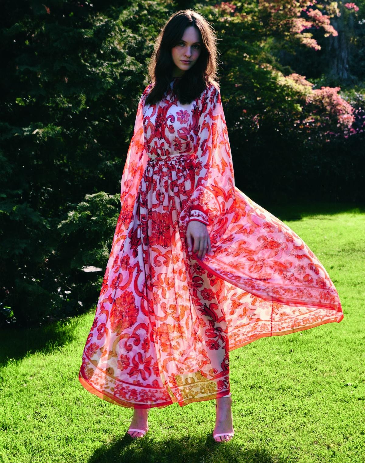 Abito in chiffon di seta  con stampa maiolica  e sandali in pelle,  tutto di Dolce&Gabbana.