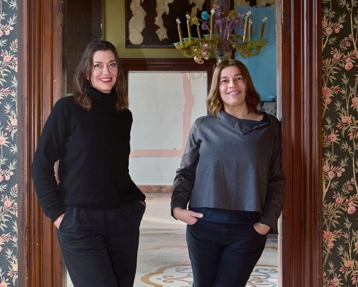 Da sinistra, Cecilia Canziani, curatrice Padiglione Italia, e l'artista Chiara Camoni. @Camilla Maria Santini