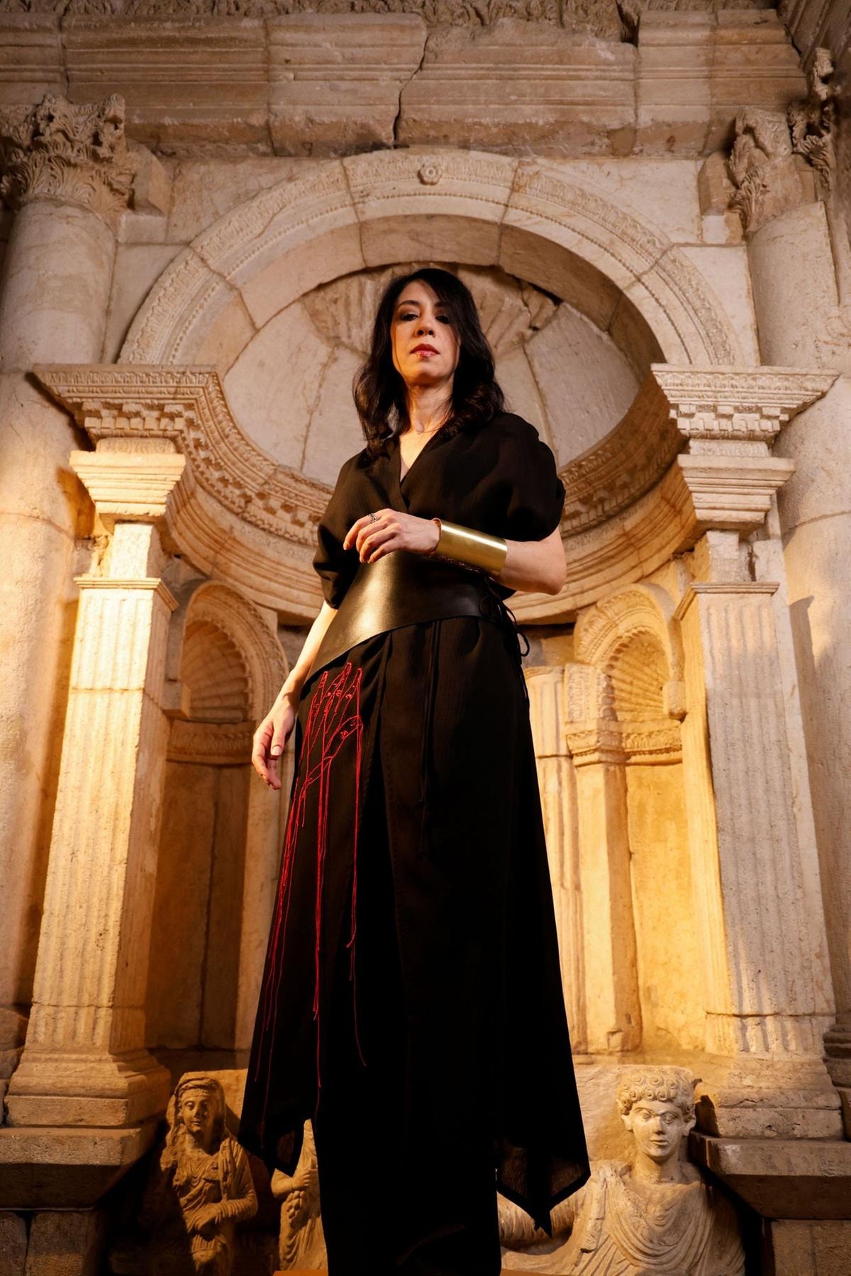Sara Shamma a Venezia esplora il patrimonio culturale della Siria con l’installazione La Torre funeraria di Palmira. @Mohammad Azaat