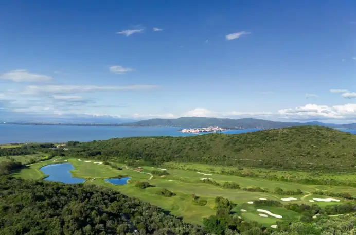 Sali su questo treno e il tempo cambia: il viaggio di lusso che attraversa l’Italia tra campi da golf, cucina stellata e paesaggi iconici