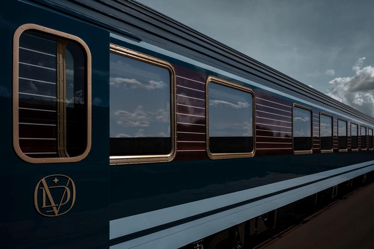 Sali su questo treno e il tempo cambia: il viaggio di lusso che attraversa l’Italia tra campi da golf, cucina stellata e paesaggi iconici