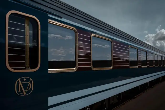 Sali su questo treno e il tempo cambia: il viaggio di lusso che attraversa l’Italia tra campi da golf, cucina stellata e paesaggi iconici