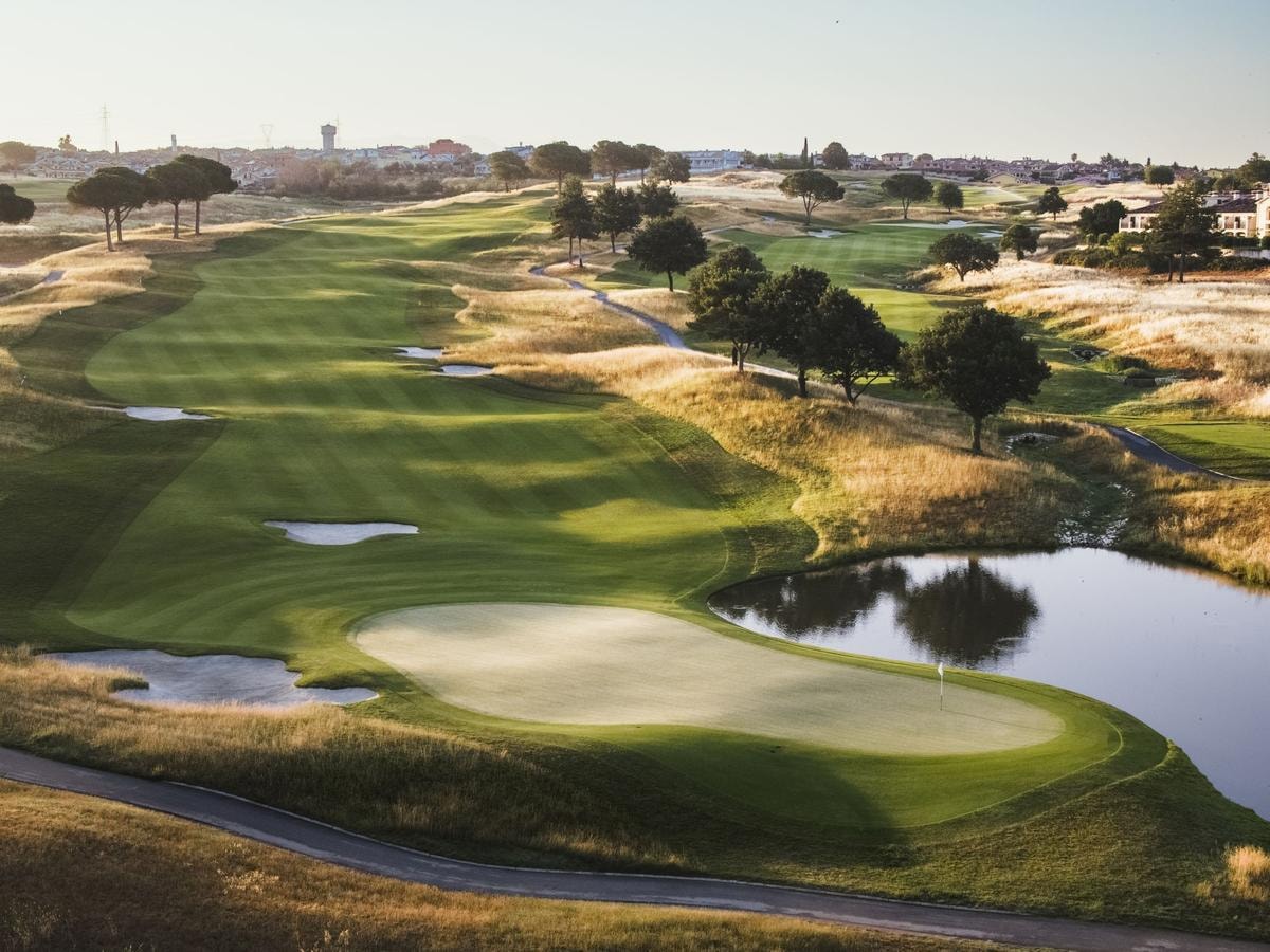 Sali su questo treno e il tempo cambia: il viaggio di lusso che attraversa l’Italia tra campi da golf, cucina stellata e paesaggi iconici