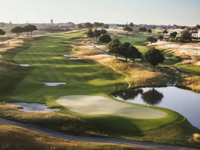 Sali su questo treno e il tempo cambia: il viaggio di lusso che attraversa l’Italia tra campi da golf, cucina stellata e paesaggi iconici