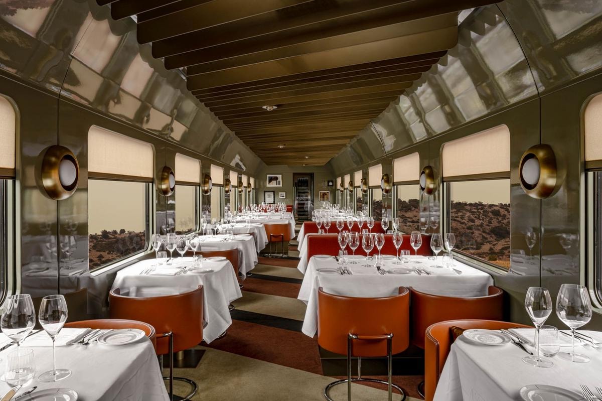 Sali su questo treno e il tempo cambia: il viaggio di lusso che attraversa l’Italia tra campi da golf, cucina stellata e paesaggi iconici