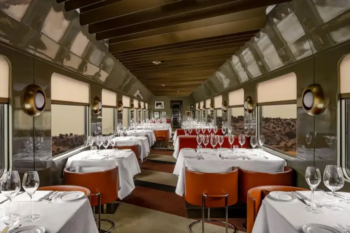 Sali su questo treno e il tempo cambia: il viaggio di lusso che attraversa l’Italia tra campi da golf, cucina stellata e paesaggi iconici