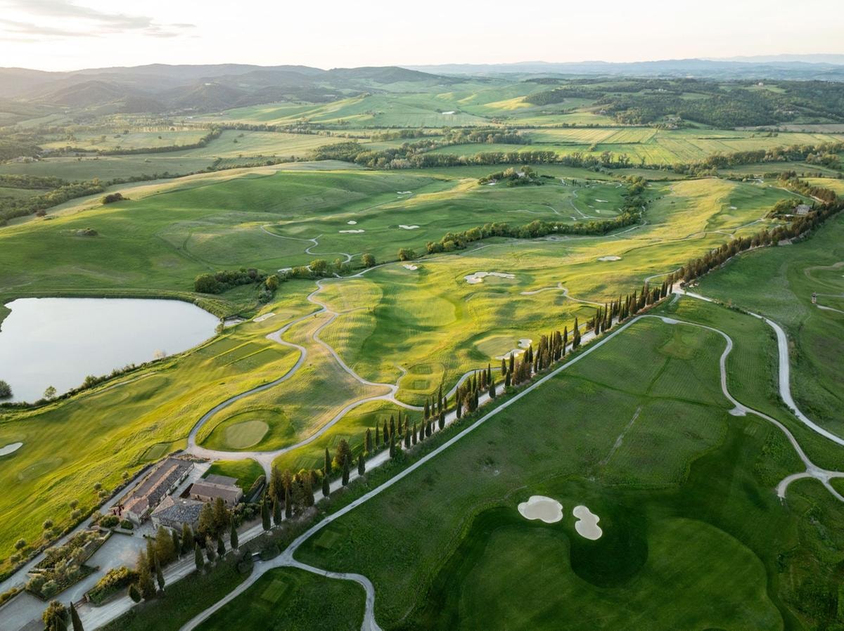 Sali su questo treno e il tempo cambia: il viaggio di lusso che attraversa l’Italia tra campi da golf, cucina stellata e paesaggi iconici