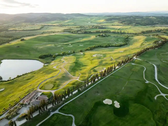 Sali su questo treno e il tempo cambia: il viaggio di lusso che attraversa l’Italia tra campi da golf, cucina stellata e paesaggi iconici
