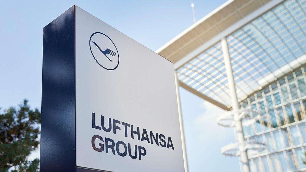 Lufthansa, la cura Spohr funziona: meno debito e spinta sul lungo raggio. Ma l’incognita Hormuz pesa per 1,7 miliardi sui costi