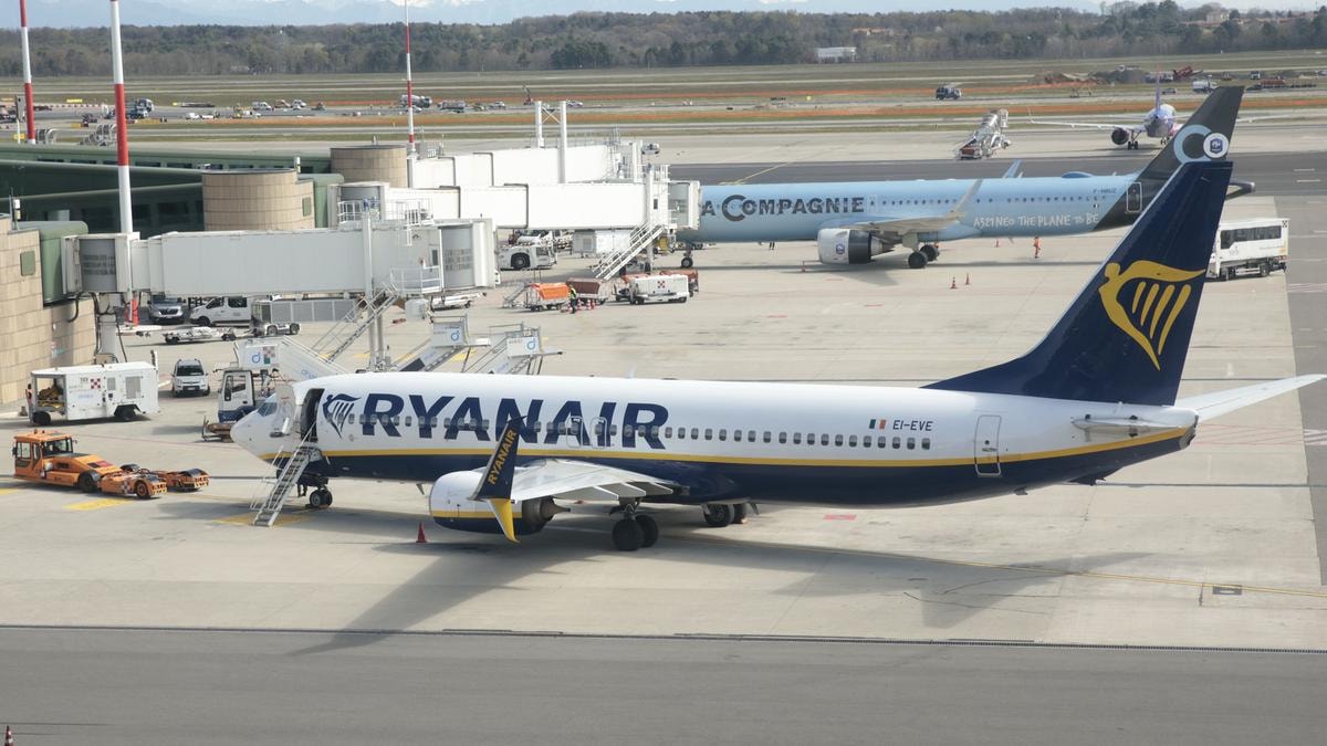 Caro carburante, scatta l’allarme voli: le compagnie preparano piani di emergenza