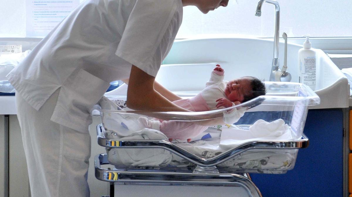 L’Italia della child penalty: la maternità resta un ostacolo al lavoro tra divari regionali e stipendi ridotti 