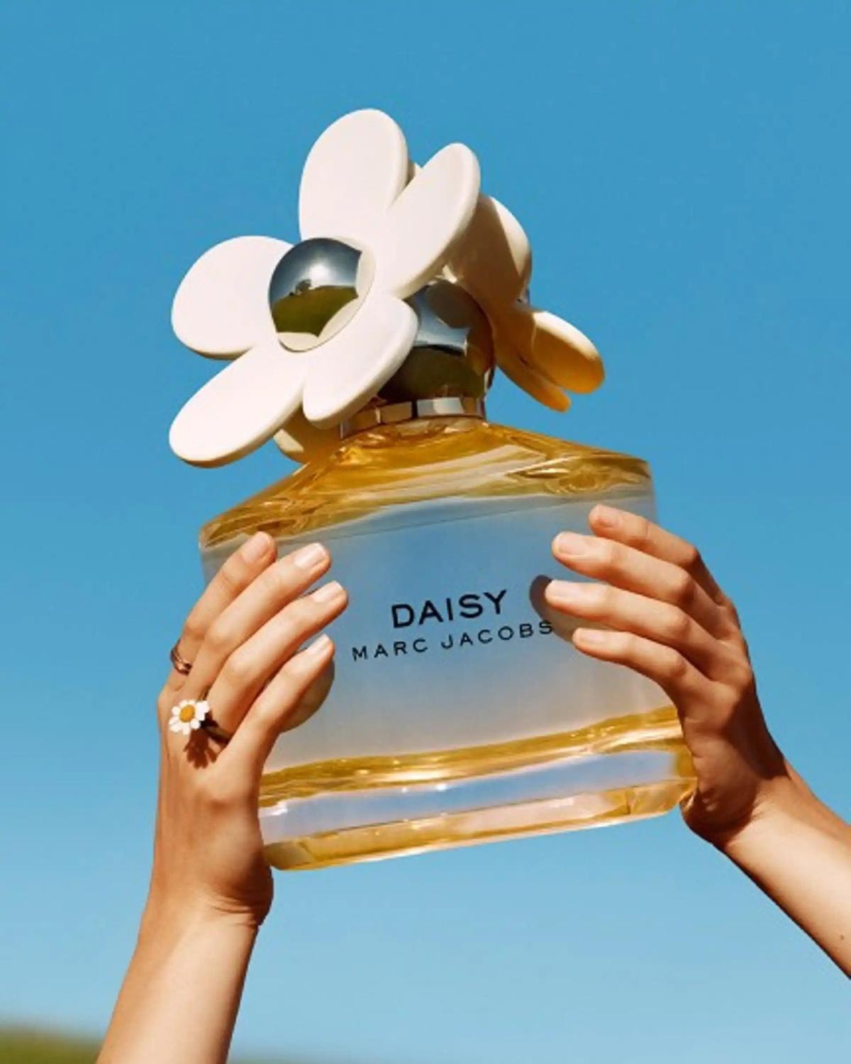Un adv della fragranza Daisy di Marc Jacobs (ph Coty official website)