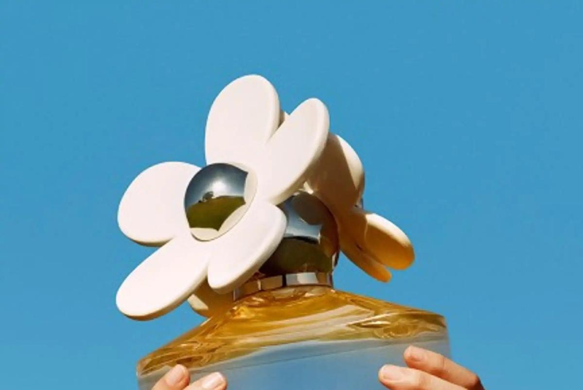 Un adv della fragranza Daisy di Marc Jacobs (ph Coty official website)