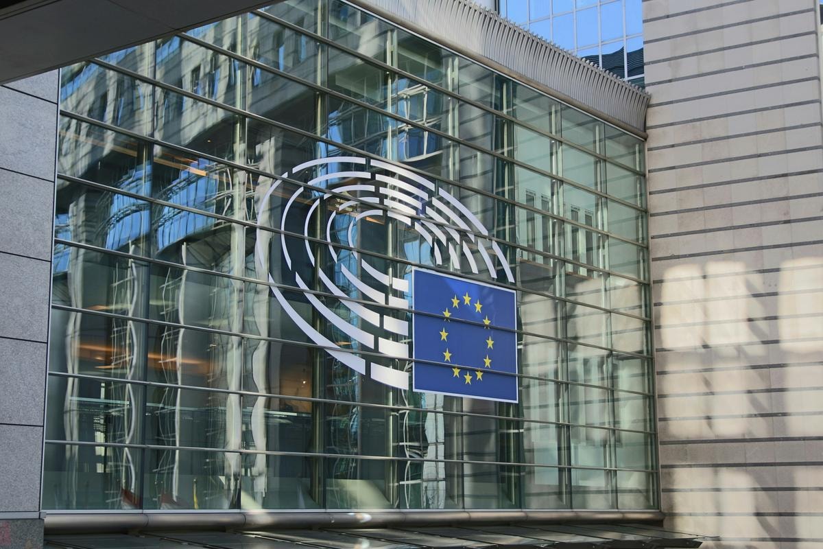 Ok del Parlamento Ue alle nuove norme sulle cartolarizzazioni. Ma c’è chi preme per regole ancora più morbide