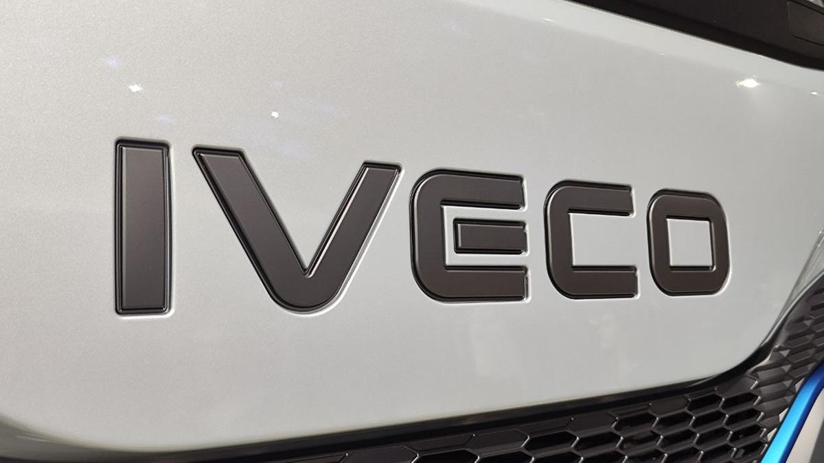 Iveco in rosso per 116 milioni, ma i ricavi crescono grazie ai bus. Slitta l’opa di Tata Motors