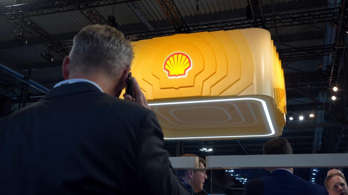 Shell batte le attese sull’utile del primo trimestre, ma lo stretto di Hormuz frena la produzione