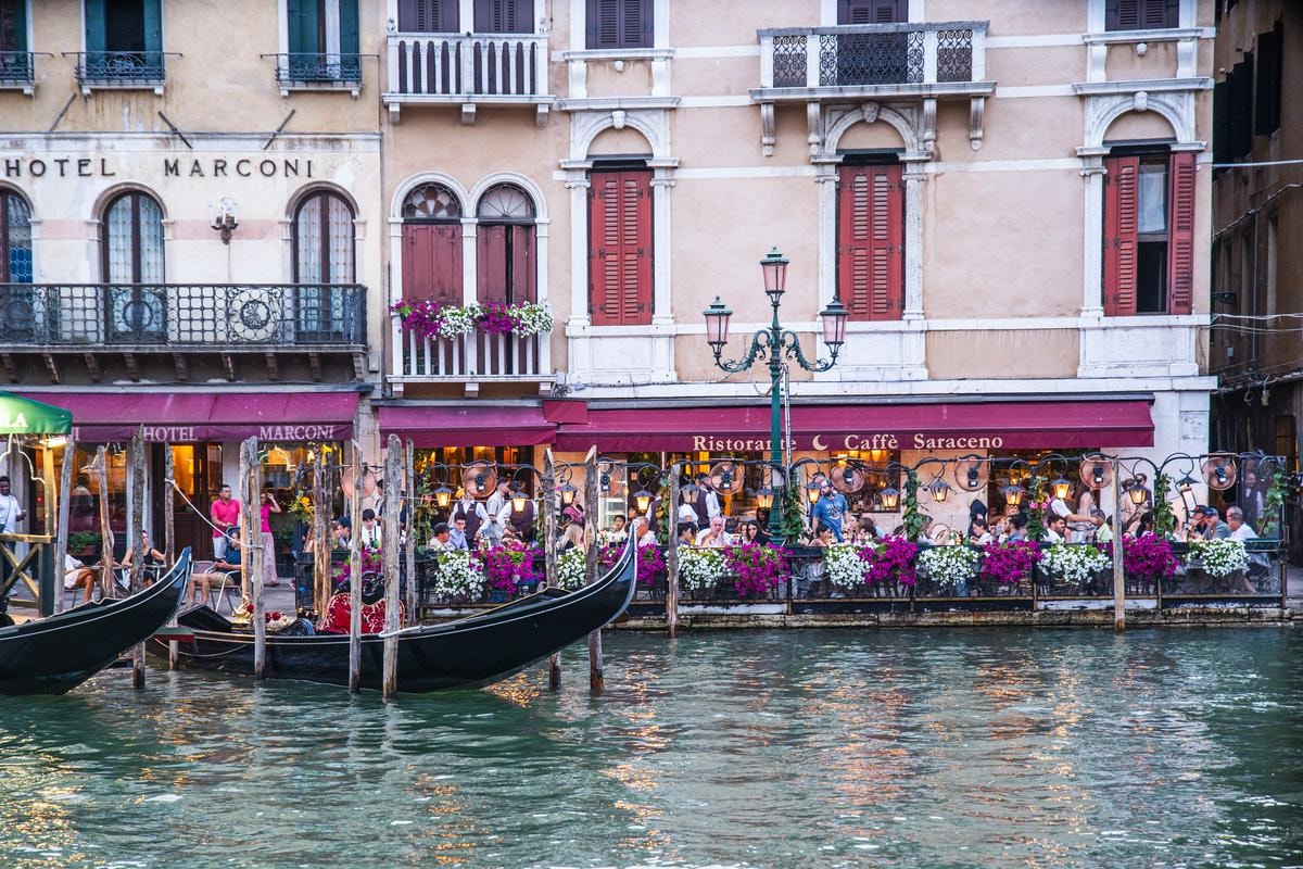 Venezia in mostra e a tavola: i 5 ristoranti storici dove mangiare durante la Biennale