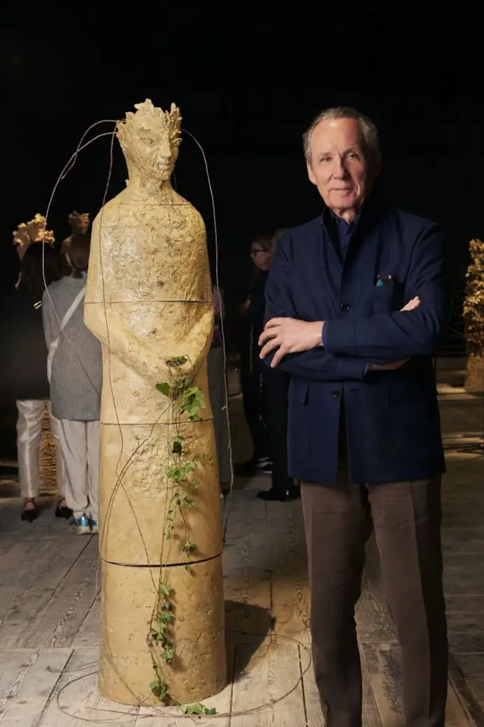 Gildo Zegna accanto a un'opera di Chiara Camoni al Padiglione Italia della 61° Biennale di Venezia (courtesy Zegna)