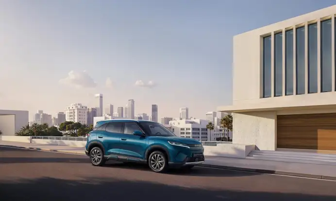 Consuma come uno scooter, ma è un SUV: arriva BYD Atto 2 DM-i