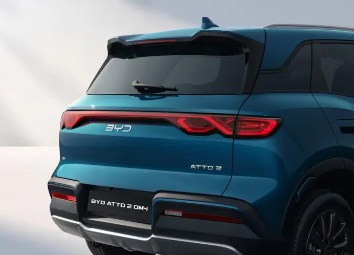 Consuma come uno scooter, ma è un SUV: arriva BYD Atto 2 DM-i