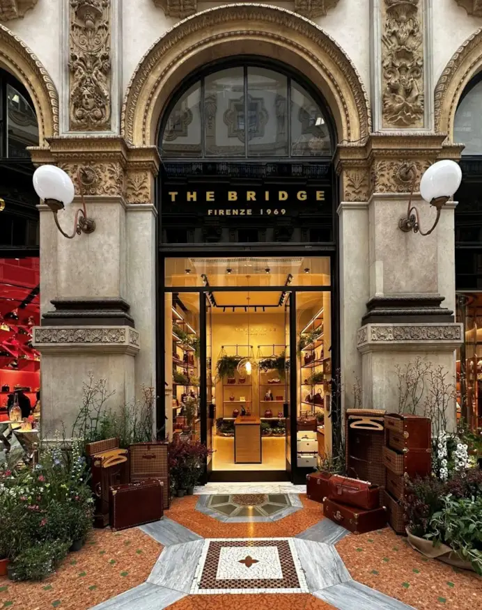 La boutique The bridge in Galleria Vittorio Emanuele II (courtesy The bridge)
