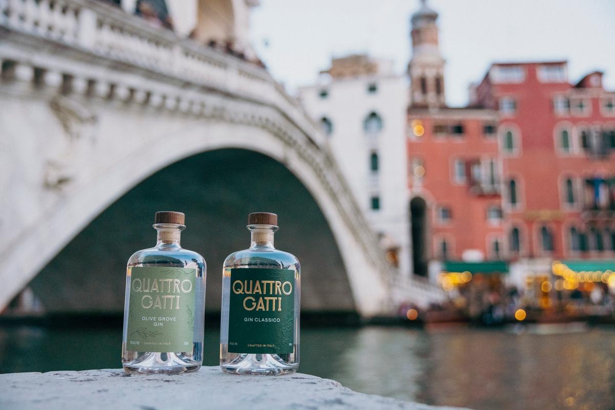 Le due release di Quattro Gatti: Gin classico e l'Olive Grove Gin.