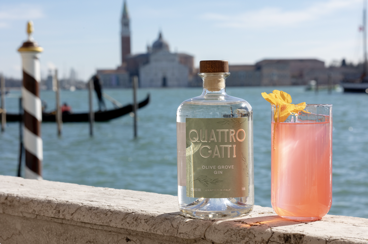 The Reflection è il cocktail ufficiale della Biennale 2026 a base di Quattro Gatti Gin.