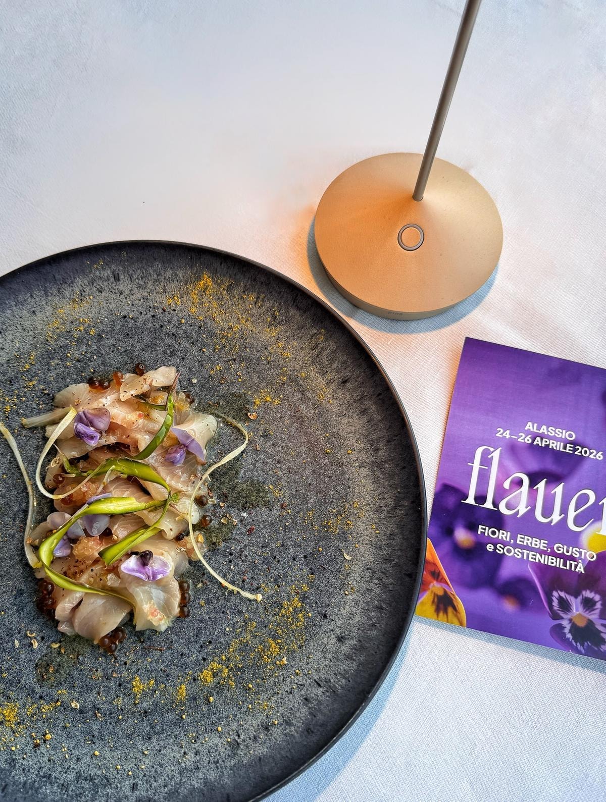 Fiori nei piatti e nei cocktail: ad Alassio la cucina floreale diventa spettacolo
