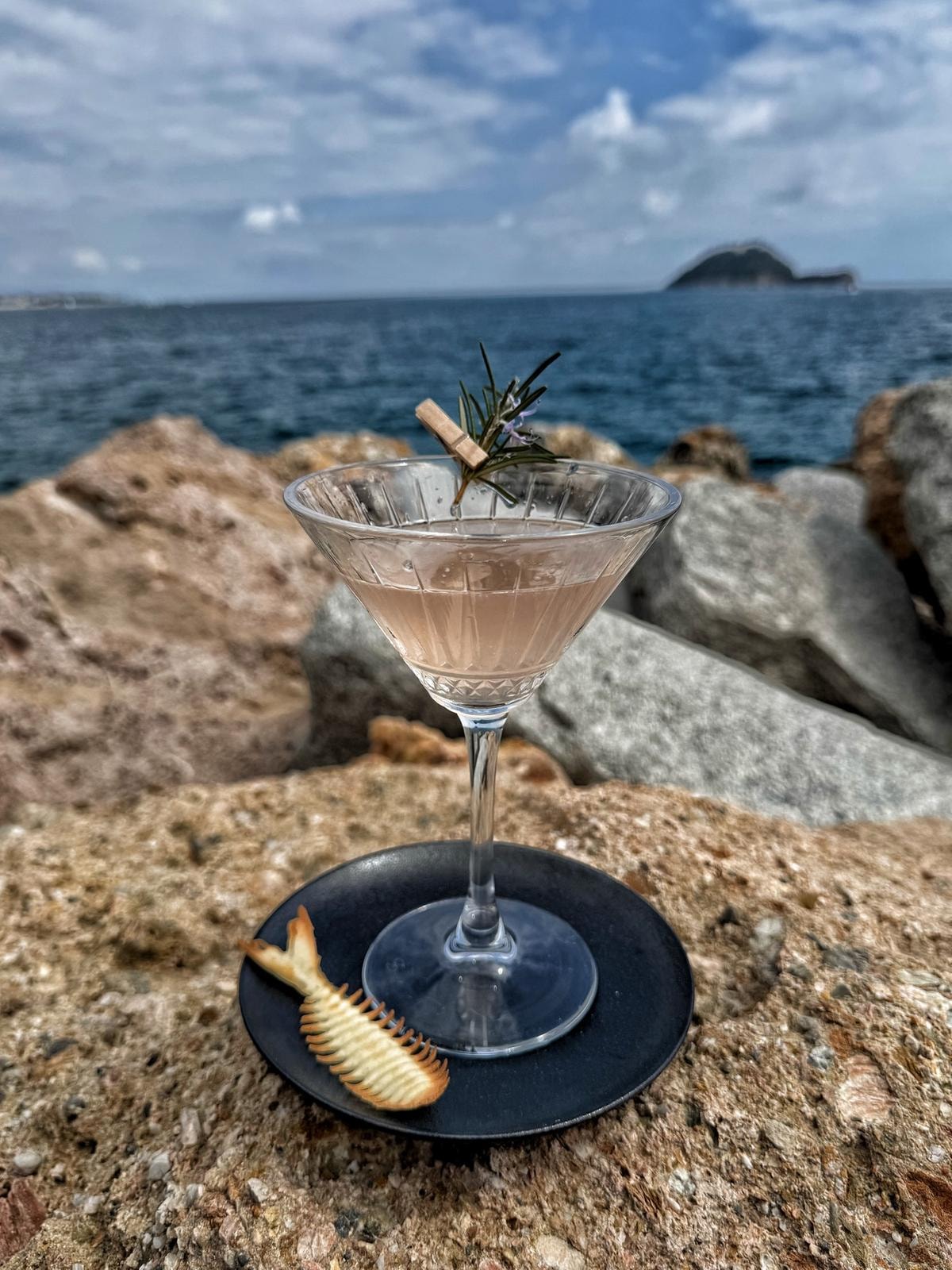 Fiori nei piatti e nei cocktail: ad Alassio la cucina floreale diventa spettacolo