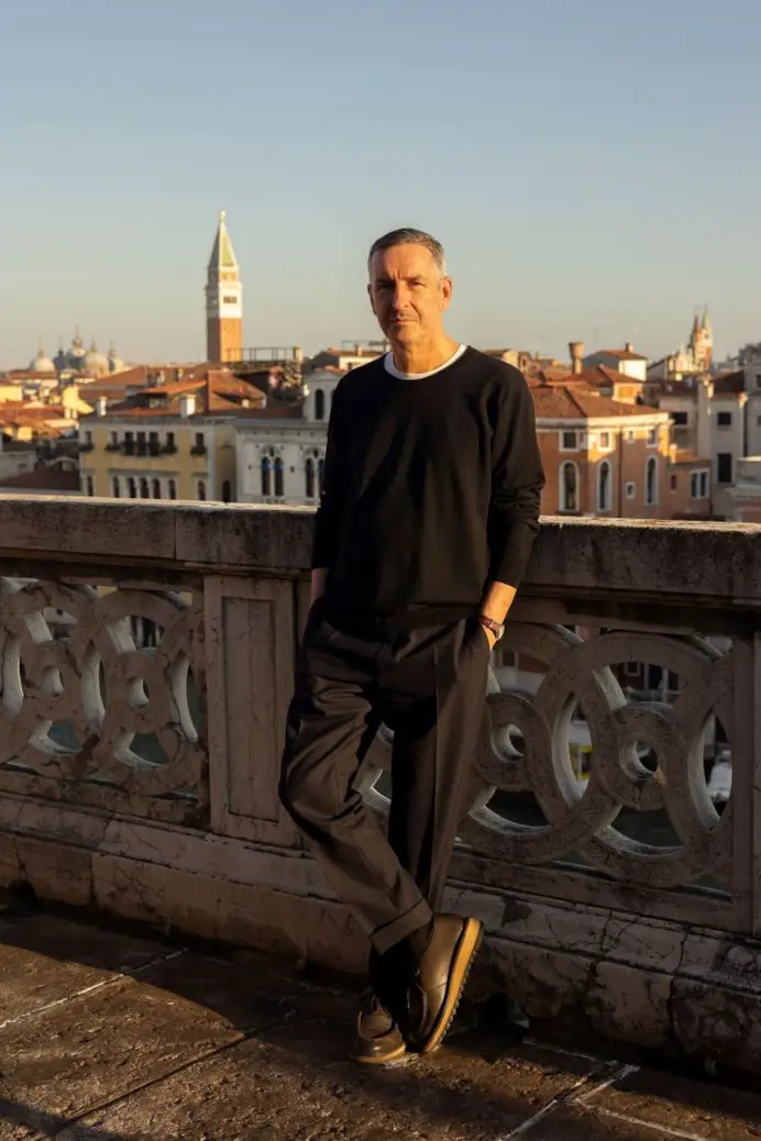 Dries Van Noten ritratto da Palazzo Pisani Moretta (ph Camilla Glorioso, courtesy Fondazione Dries Van Noten)